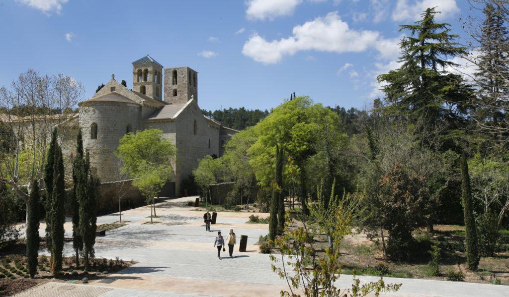 Activa't fent el Camí Oliba que et permetrà descobrir algunes joies del romànic català. Podràs descobrir els monestirs de Sant Pere de Casserres, Ripoll o Sant Joan de les Abadesses.