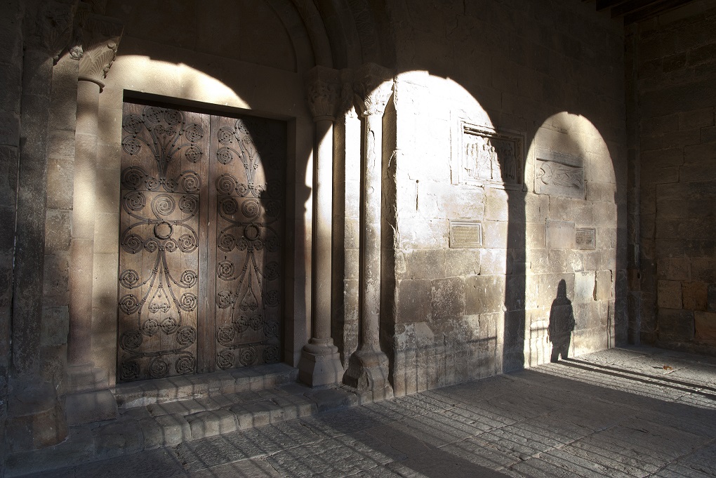 La figura del obispo y abad Oliba sigue la historia del interior de Cataluña donde se encuentran varios monasterios de gran interés, verdaderas joyas del arte románico. Descúbrelos en plena naturaleza.