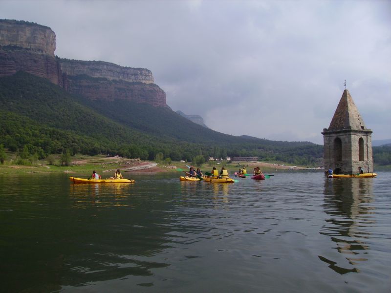 Kayaking at Sau Reservoir or climbing up to the Iberian and Medieval site in Savassona or Puig del Far will allow you to enjoy beautiful sights through Guilleries and Montseny. A good oportunity to practice sport in the open air.