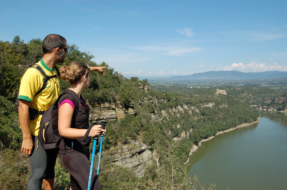 Te recomendamos hacer un tramo del sendero de pequeño recorrido PR-C40 que te llevará hasta el monasterio de Sant Pere de Casserres, una de las joyas del románico catalán. La ubicación es preciosa, coronando el meandro más pronunciado de todo el recorrido del río Ter, compañero de viaje del Camí Oliba.