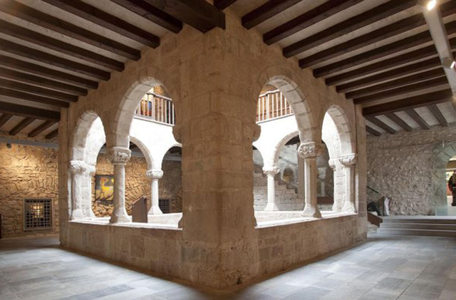 Residència dels abats, data dels segles XII-XV. L’escut que es conserva en la major part dels capitells del claustre gòtic interior és d’Arnau de Villalba, l’abat que el feu ampliar.