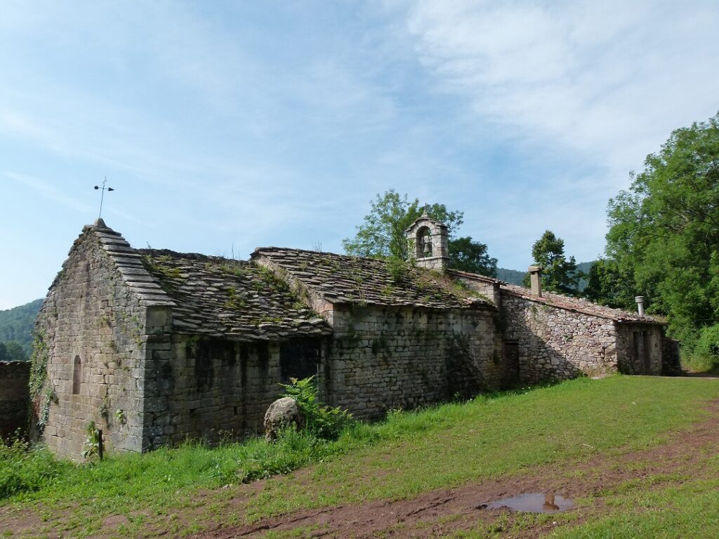 Bâtiment qui a une seule nef, orientée au nord, qui a un abside rectangulaire appointée. Près de l'église on y trouve la Torre Cavallera, une tour de defense d'11 metres d'altitude.