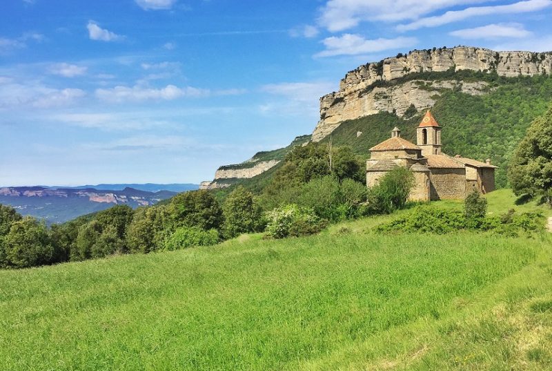 Edifici romànic d’una nau, tres absis i cimbori. Fou refet el segle XI i modificat després dels terratrèmols del 1427.