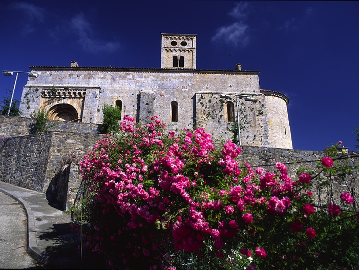 La iglesia tiene una sola nave, cubierta con bóveda de cañón, y un ábside semicircular más estrecho que la nave, característica típica de algunas iglesias de la zona de Ripollès.