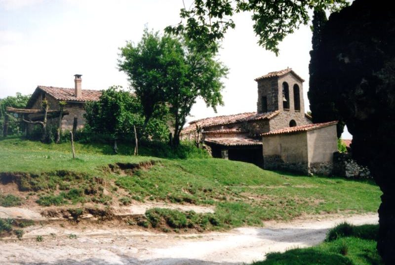 L’edifici romànic va resultar seriosament damnificat pels terratrèmols de 1425-1427. Malgrat haver sofert moltes modificacions, conserva una part de la seva estructura original.