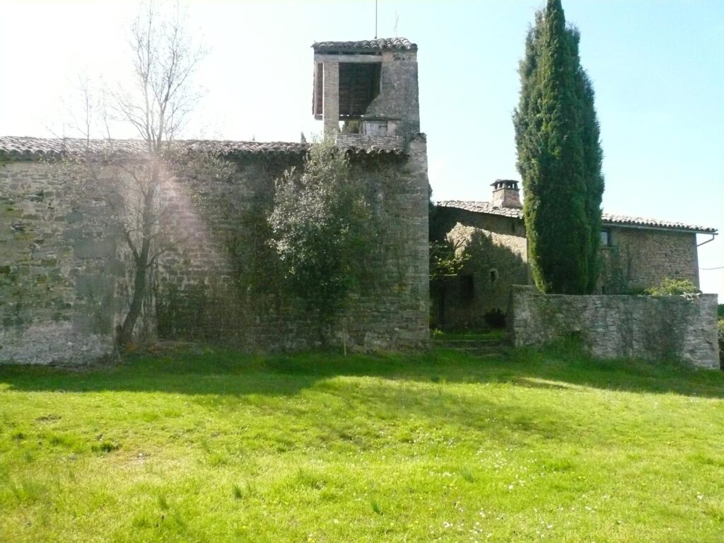 Aquesta ermita que és de gran bellesa i situada al mig dels prats, és d’estil romànic del segle XII, té una sola nau de volta de canó amb una absis semicircular ornamentat per arcs llombards